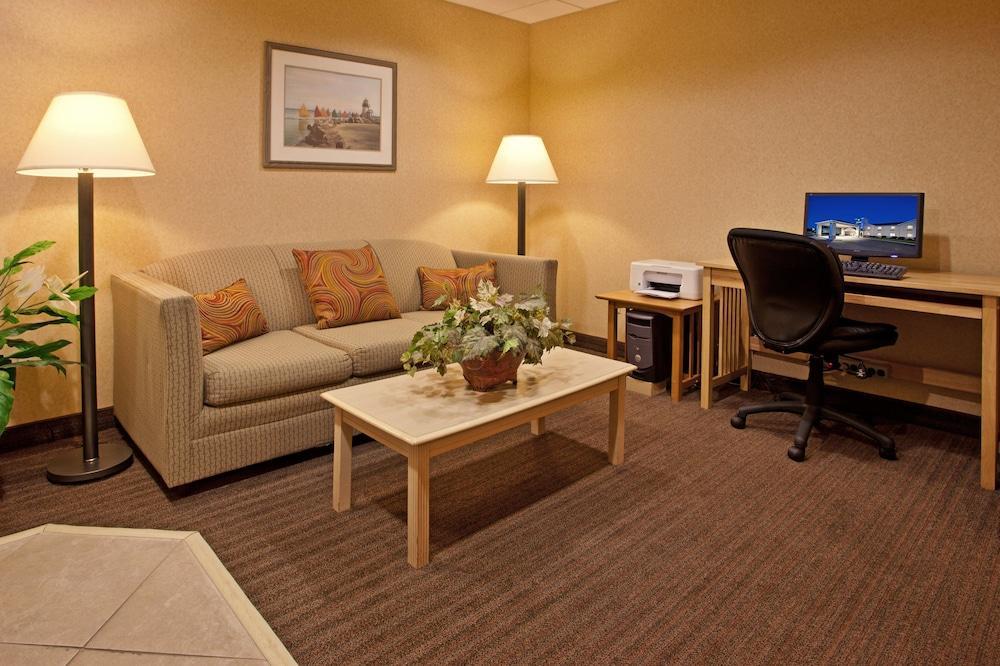 Holiday Inn Express Vermilion By Ihg Bagian luar foto
