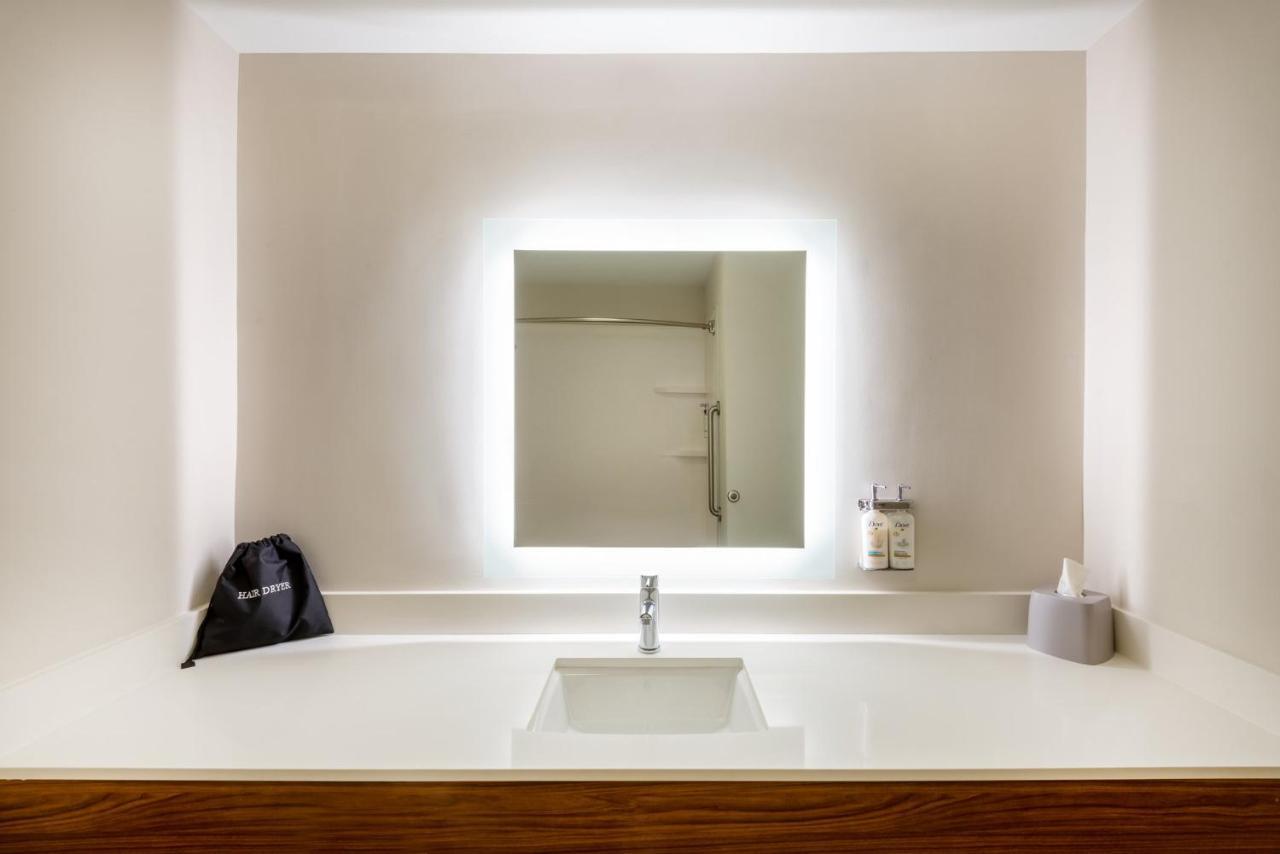 Holiday Inn Express Vermilion By Ihg Bagian luar foto