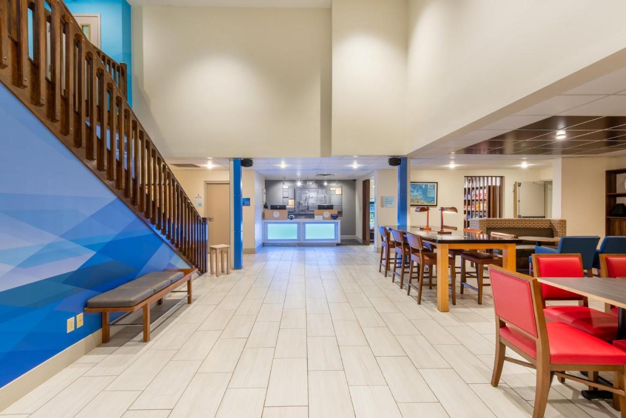 Holiday Inn Express Vermilion By Ihg Bagian luar foto