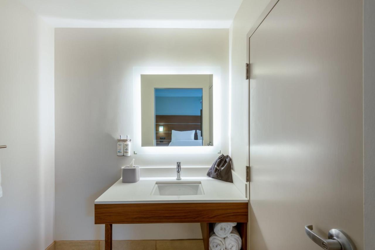 Holiday Inn Express Vermilion By Ihg Bagian luar foto